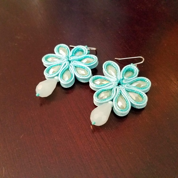 NWT LAST 2! Gorgeous Silk Laced Flower Earrings - Picture 2 of 6